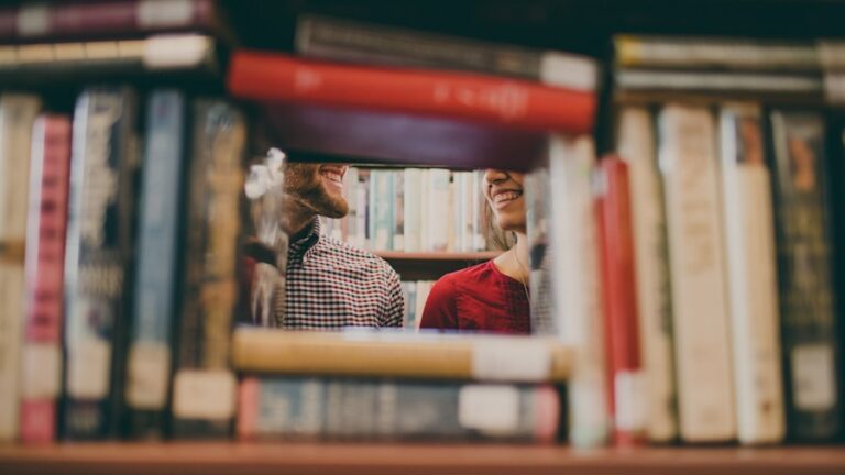 Photo "The complete guide to reading psychology books that will improve your relationships"