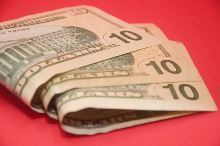 Photo Money on floor